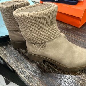 Life-stride womenTan Boots with Knit Cuff size 9